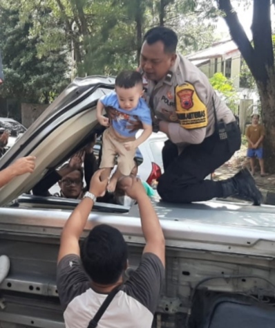 Bhabinkamtibmas Di Semarang Selamatkan Tiga Korban Mobil Terbalik