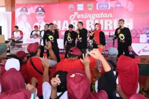 Bupati Sukoharjo Senam Bareng Buruh dan Serahkan Santunan saat May Day