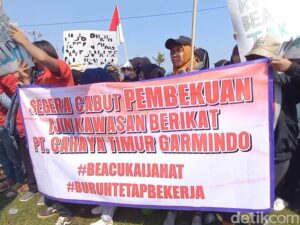 Buruh Pabrik Pemalang Demo di Kantor Bea Cukai Tegal