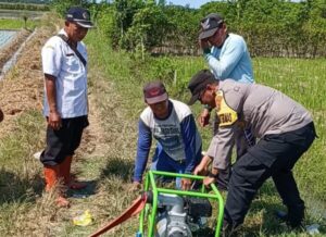 PENDISTRIBUSIAN MESIN SEDOT AIR UNTUK PETANI DESA SIDOREJO OLEH DINAS PERTANIAN