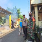 Dampingi Kegiatan Fogging, Bhabinkamtibmas Polsek Kartasura Cegah Dbd