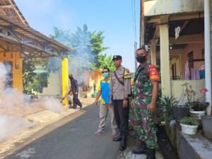 Dampingi Kegiatan Fogging, Bhabinkamtibmas Polsek Kartasura Cegah DBD