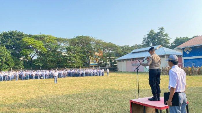 Demi Berantas Gangster, Polisi Semarang Macak Pembina Upacara Dan Beri