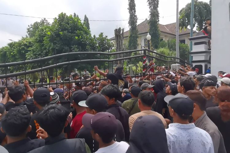 Demo Di Banjarnegara Ricuh, Fasum Rusak, 2 Polisi Luka, Ini