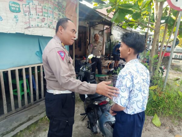 Ditlantas Polda Kalteng Tegur Dan Edukasi Masyarakat Yang Langgar Lalu