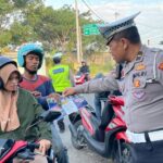 Edukasi Tertib Berlalu Lintas, Satlantas Polres Rembang Bagikan Leaflet