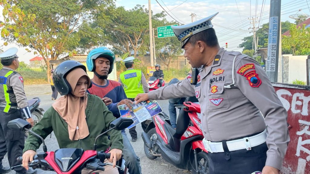 Bagikan Leaflet, Cara Satlantas Polres Rembang Sosialisasi Tertib Berlalu Lintas