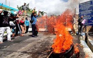 Warga Bakar Ban di PLN Banyuwangi: Ending Simulasi Damkarmat Padamkan Api