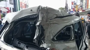 Penjaga Palang Pintu Lalai, Sebuah Mobil Dihajar KA di Ajasmoro Semarang