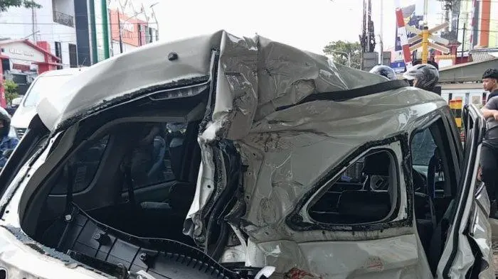 Gegara Penjaga Palang Pintu Lalai, Sebuah Mobil Dihajar Ka Di