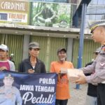 Gelar Jumat Berkah, Satlantas Polres Batang Bagikan 50 Nasi Kotak