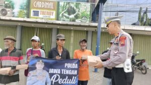 Satlantas Polres Batang Bagikan Nasi Kotak di Jumat Berkah, Selalu Ada Foto Kapolda Jateng