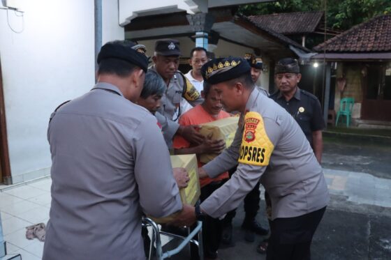 Gelar minggu kasih, polres jembrana beri bantuan pada warga asahduren