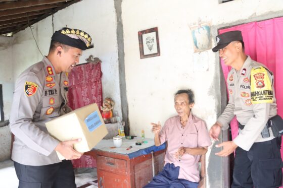 Gelar Minggu Kasih Di Dangin Tukadaya, Kapolres Jembrana Salurkan Sembako