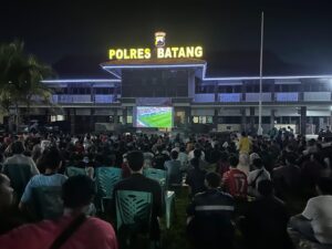 Gelar Nobar Timnas Indonesia vs Uzbekistan, Polres Batang Satukan Warga Usai Pemilu