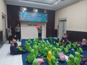 Polisi Sabahat Anak, Satlantas Polres Rembang Edukasi Anak-anak Mengenal Lebih Dekat Polisi