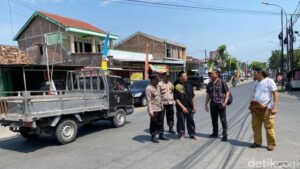 Gerombolan Gengster Bawa Sajam di Genuk Semarang, Keroyok-Sabet Orang di Jalan