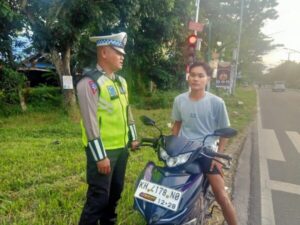 Humanis, Ditlantas Polda Kalteng Tegur Masyarakat Yang Langgar Lalu Lintas