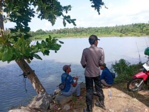 Jaga Kamtibmas, Kapolsek Kabat Banyuwangi Patroli Imbang di Pantai Pondoknongko