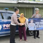 Jumat Berkah, Satlantas Polres Batang Bagikan 50 Nasi Kotak Ke