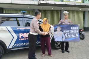 Satlantas Polres Batang Bagi Nasi Kotak di Jumat Berkah, Sambil Bawa Foto Kapolda Jateng