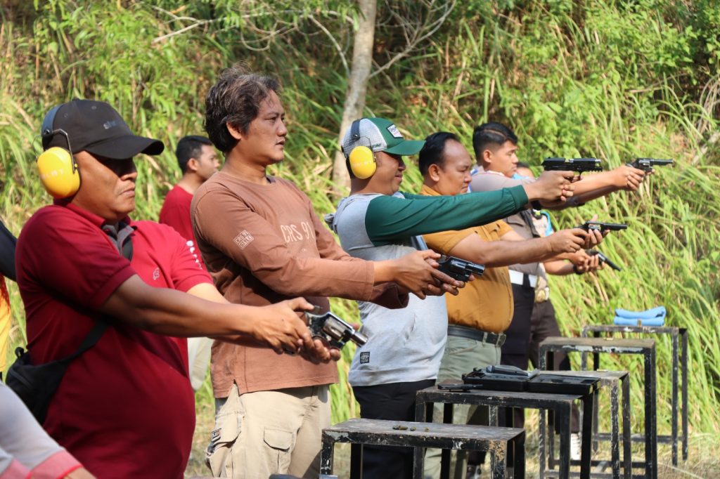 Kabag Sdm Polres Rembang Tinjau Latihan Menembak Hari Kedua