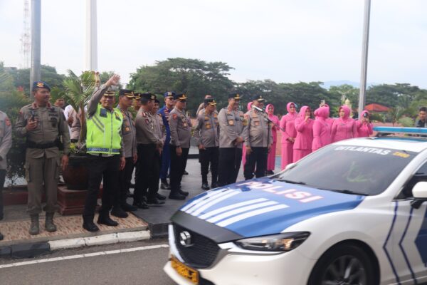 Kapolda Aceh Lepas Bantuan Kemanusian Untuk Korban Banjir Lahar Dingin