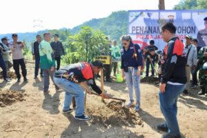 Kapolda Jateng Laksanakan Bakti Sosial saat Trabas Kamtibmas di Kab. Semarang