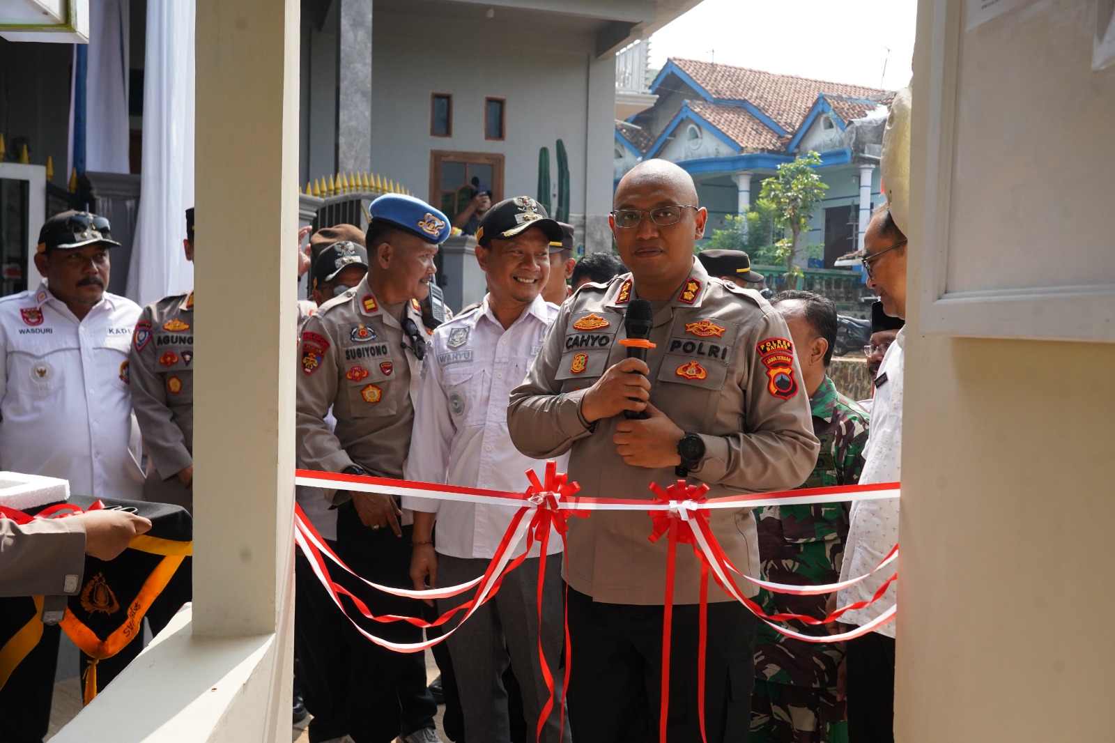 Kapolres Batang Resmikan Satkamling Cemerlang Di Desa Clapar