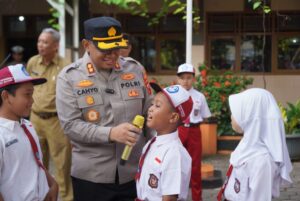 Kunjungi SD Proyonanggan 11, Kapolres Batang Beri Pesan Bijak kepada Pelajar