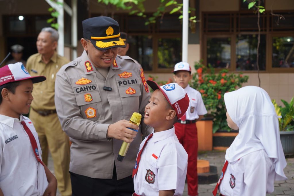 Kapolres Batang Sampaikan Pesan Bijak Kepada Murid Sd Proyonanggan 11