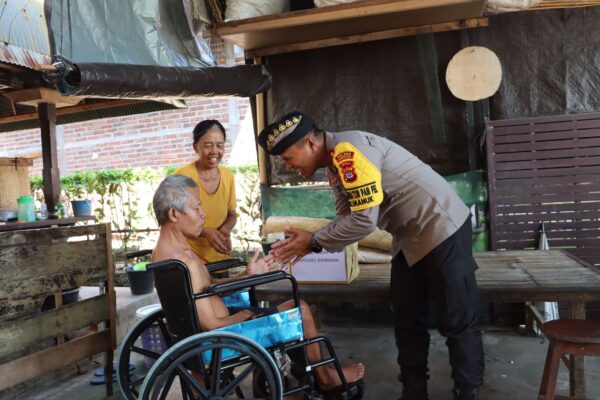 Kapolres Jembrana Gelar Kegiatan Minggu Kasih Di Desa Banyubiru