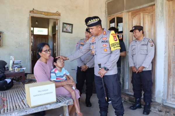 Kapolres Jembrana Lakukan Kegiatan Minggu Kasih Di Desa Banyubiru