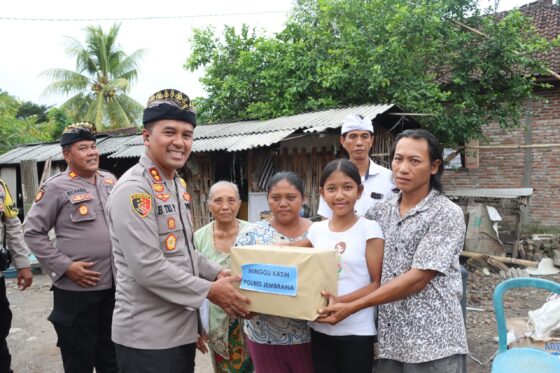 Kapolres Jembrana Salurkan Sembako Saat Minggu Kasih Di Dangin Tukadaya