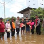 Kapolres Lamandau Berikan Bantuan Kepada Warga Yang Terkena Dampak Banjir