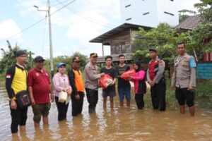 Kapolres Lamandau Berikan Bantuan Kepada Warga Yang Terkena Dampak Banjir