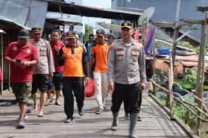 Kapolres Lamandau Berikan Bantuan Warga Terdampak Banjir