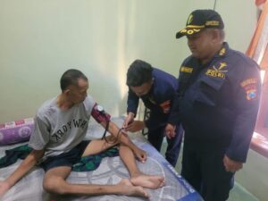 Kasi Dokkes Polresta Banyuwangi Periksa Kesehatan Aiptu Darmaji, Wujud Kepedulian Pimpinan Terhadap Personel