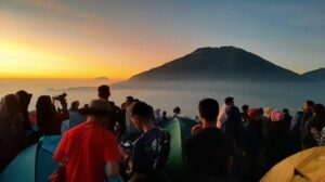 Seorang Pendaki Nyalakan Flare di Puncak Gunung Andong Magelang