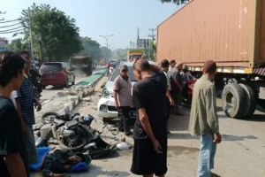 Truk Seruduk Mobil-Motor di Depan KIW Semarang, 1 Orang Tewas