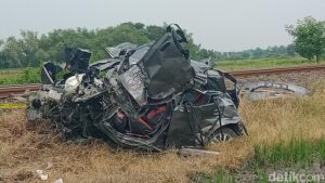 Ngeri Mobil Terlempar Dihajar KA di Klaten hingga 2 Orang Tewas