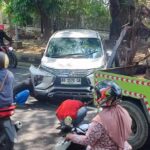 Kecelakaan Di Semarang, Mobil Xpander Pecan Ban Dan Terguling Di