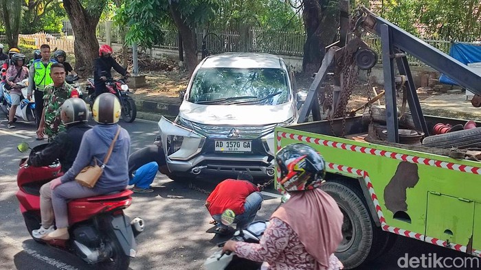 Kecelakaan Di Semarang, Mobil Xpander Pecan Ban Dan Terguling Di