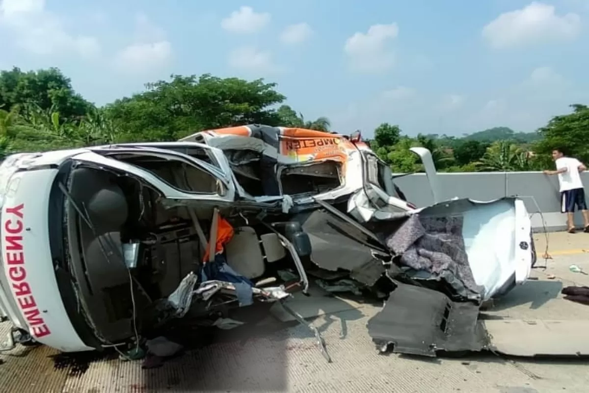 Kecelakaan Di Tol Batang Semarang, Ambulans Dsh Klaten Tabrak Truk, Satu