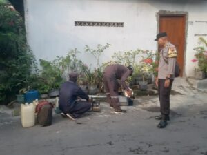 Cegah DBD, Bhabinkamtibmas Polsek Kartasura Dampingi Kegiatan Fogging