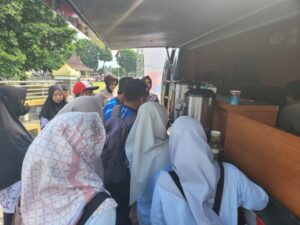 Mobil Penyuluhan Sat Binmas Polres Banjarnegara Disulap Jadi Tempat Ngopi Saat Peringatan Hardiknas 2024