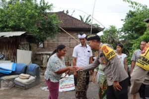 Minggu Kasih di Dangin Tukadaya, Kapolres Jembrana Salurkan Sembako