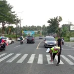 Mitsubishi Lancer Tabrak Satpam Dan Suzuki Ertiga Di Jalan Raya