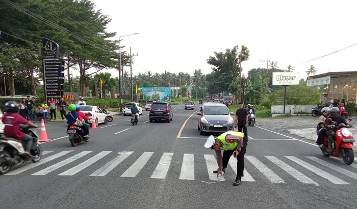 Mitsubishi Lancer Tabrak Satpam Dan Suzuki Ertiga Di Jalan Raya