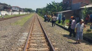 Terobos Palang, Pemotor Tewas Tertabrak KA Sembrani di Semarang